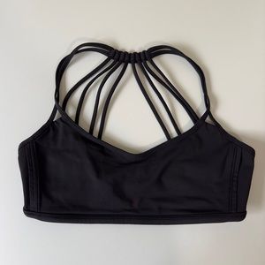 Black lululemon sports bra in excellent condition